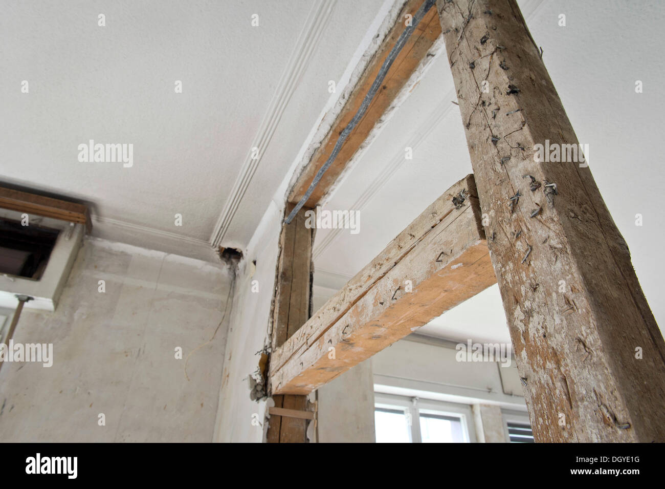 Construcción de entramado de madera con malla de alambre para fijar el yeso sobre vigas de madera, antiguo edificio, Stuttgart, Baden-Wurtemberg Foto de stock