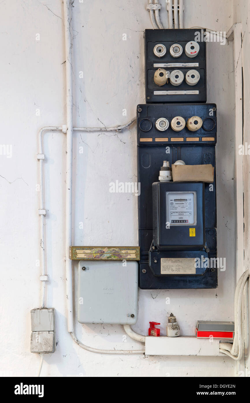 Antigua caja de fusibles con un medidor de electricidad y cableado  eléctrico en una pared en un sótano de un edificio antiguo, Stuttgart  Fotografía de stock - Alamy
