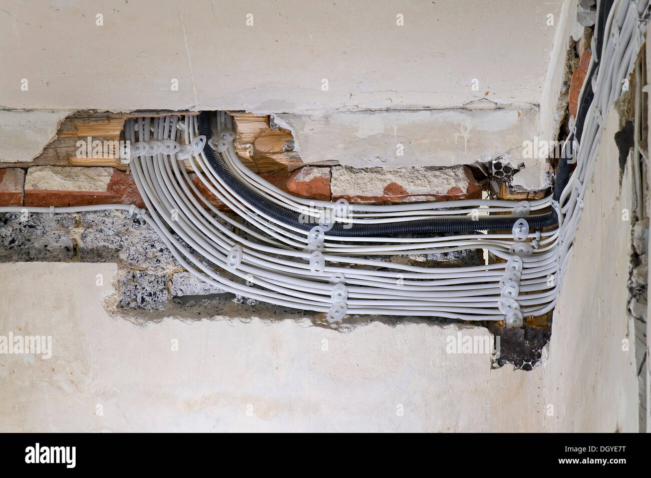 Los cables eléctricos sentado bajo el yeso en un canal por cable en un edificio antiguo, Stuttgart, Baden-Wurtemberg Foto de stock