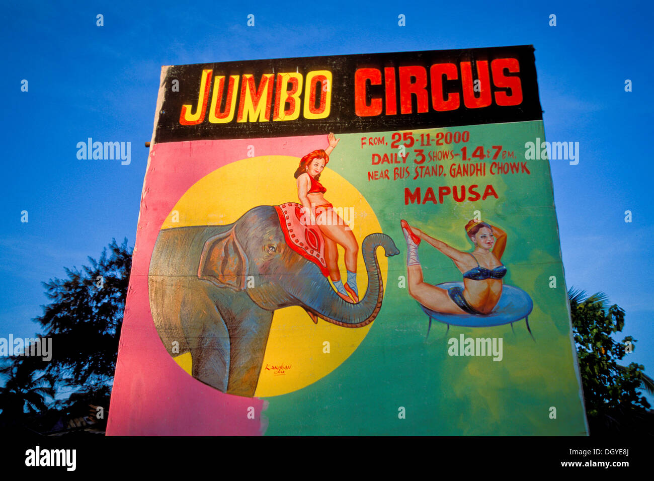Un elefante y artistas circenses, un cartel pintado a mano por un circo, Goa, India, Asia Foto de stock