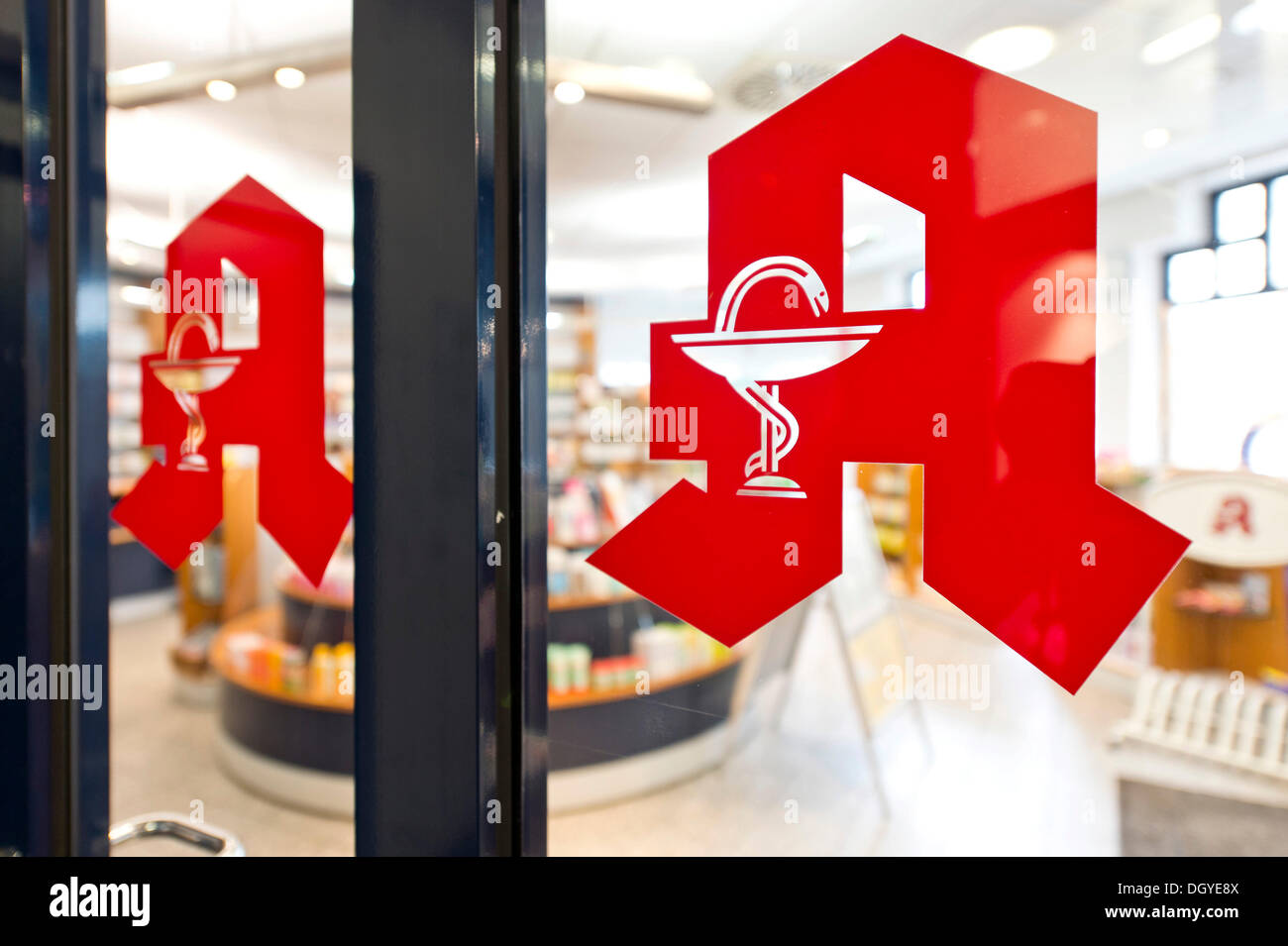 Signo de farmacia, farmacia logo, una carta de un rojo con el Aesculapian serpiente sobre una puerta de cristal, farmacia, Stuttgart, Baden-Wurtemberg Foto de stock