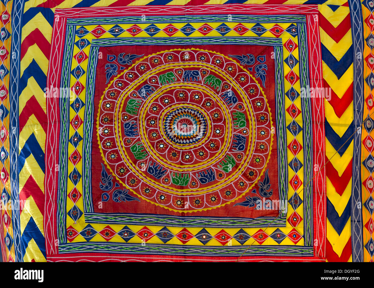 Colorido tapiz con incrustaciones de espejos, Pipli arte de Orissa, Suraj Kund, Haryana, India Foto de stock