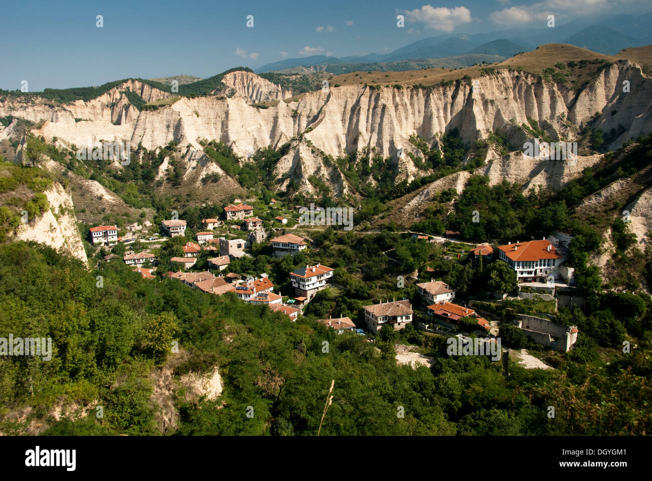 Los acantilados de color arena alrededor de Melnik, zona vinícola, al sur de Bulgaria, Europa Foto de stock