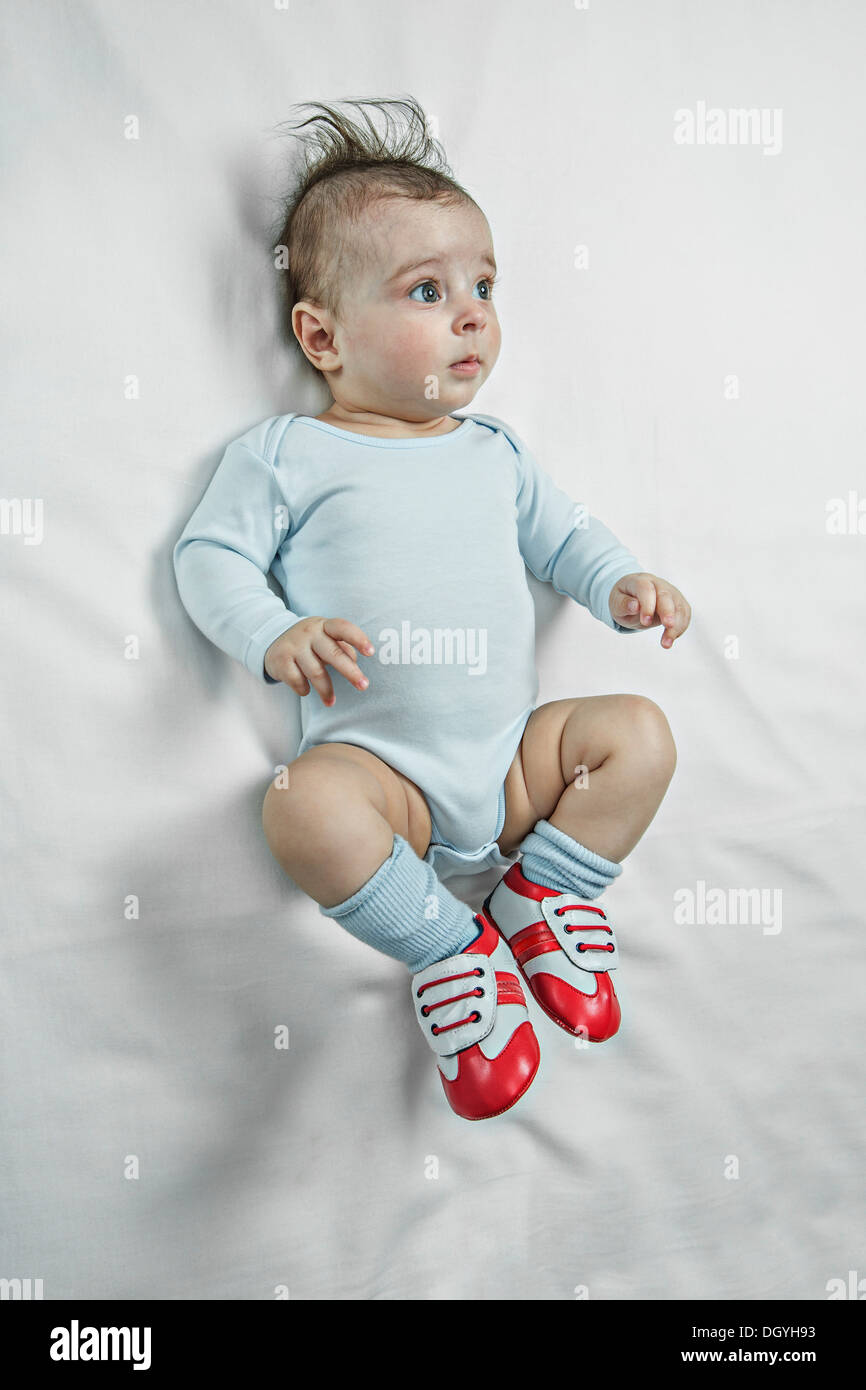 A baby boy wearing baby shoes fotografías e de alta resolución - Alamy