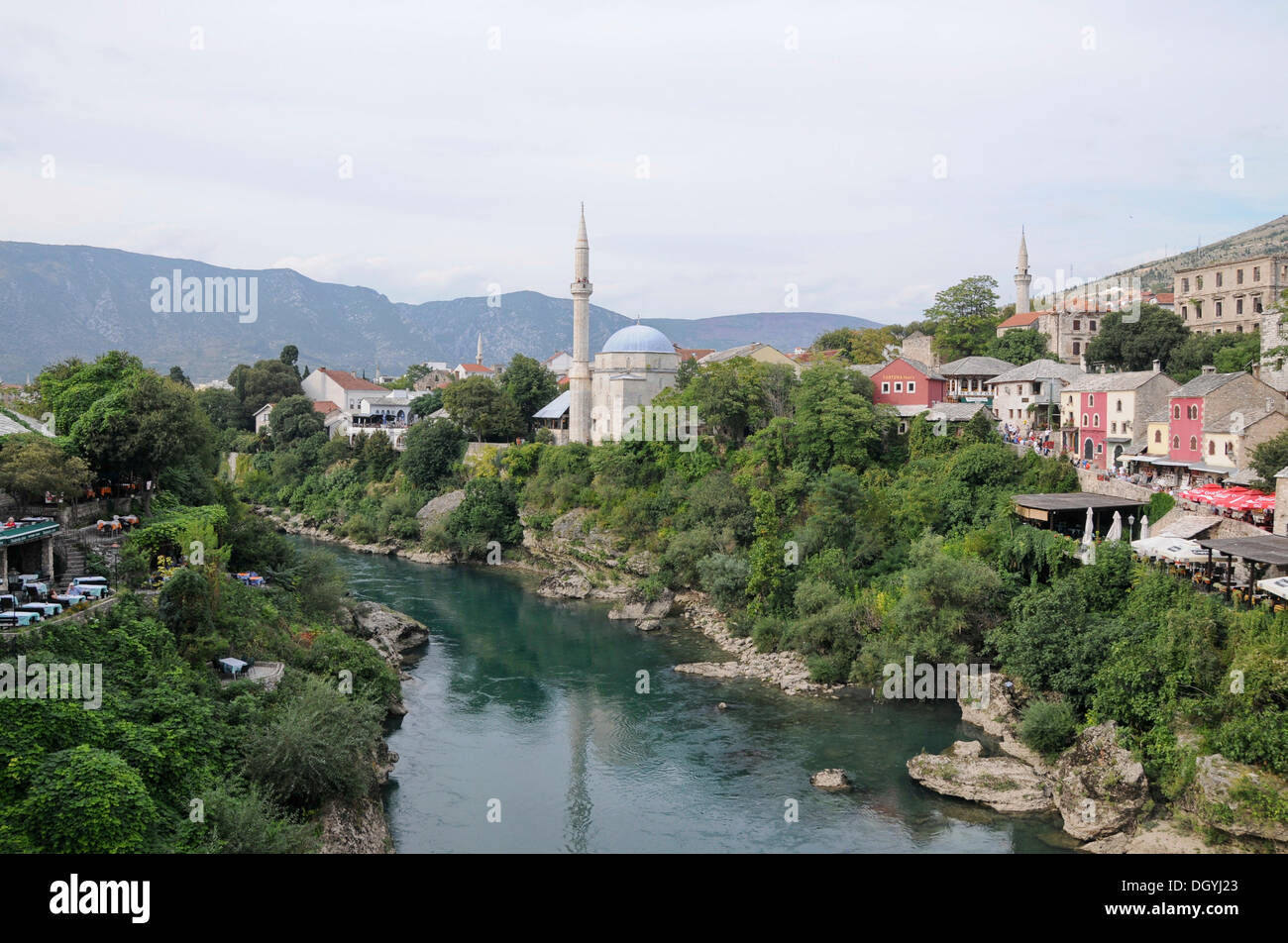 Centro histórico de la ciudad, la mezquita karadjoz beg, Mostar, Herzegovina, Bosnia y Herzegovina, Europa Foto de stock