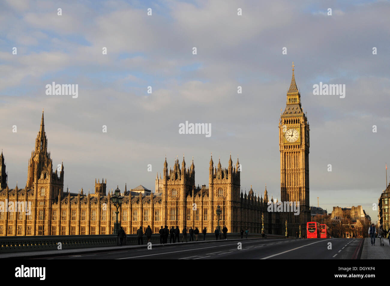Palacio de Westminster con el Big Ben, la torre del reloj de la unesco weltkulturerbe, Westminster Bridge, Londres, Reino Unido, al sur de Inglaterra Foto de stock