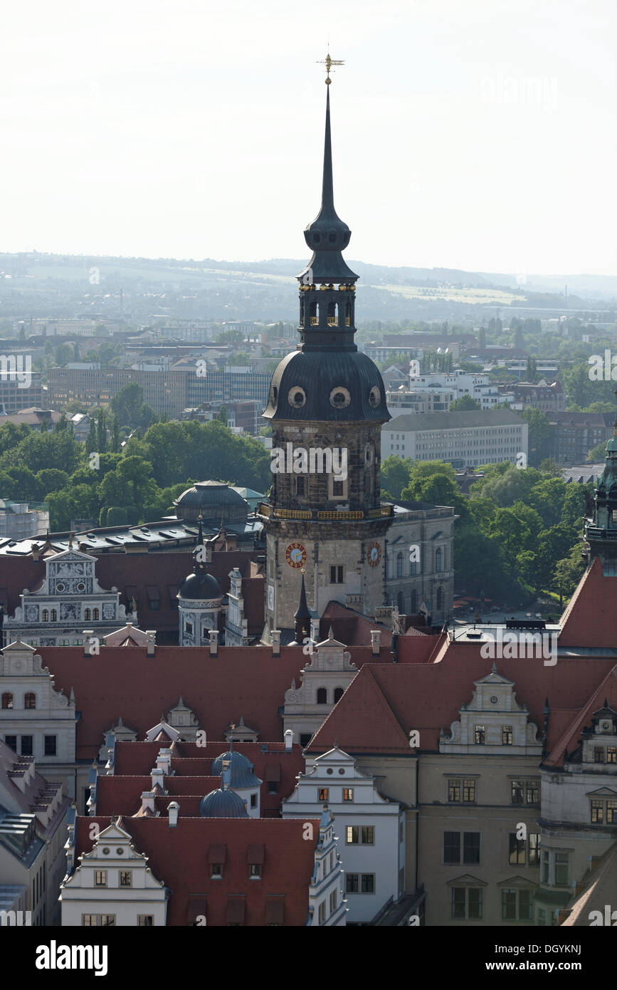 Vista de la torre hausmannsturm desde la torre de Frauenkirche, iglesia de Nuestra Señora, Dresde, la Florencia del Elba, en el Estado federado de Sajonia Foto de stock