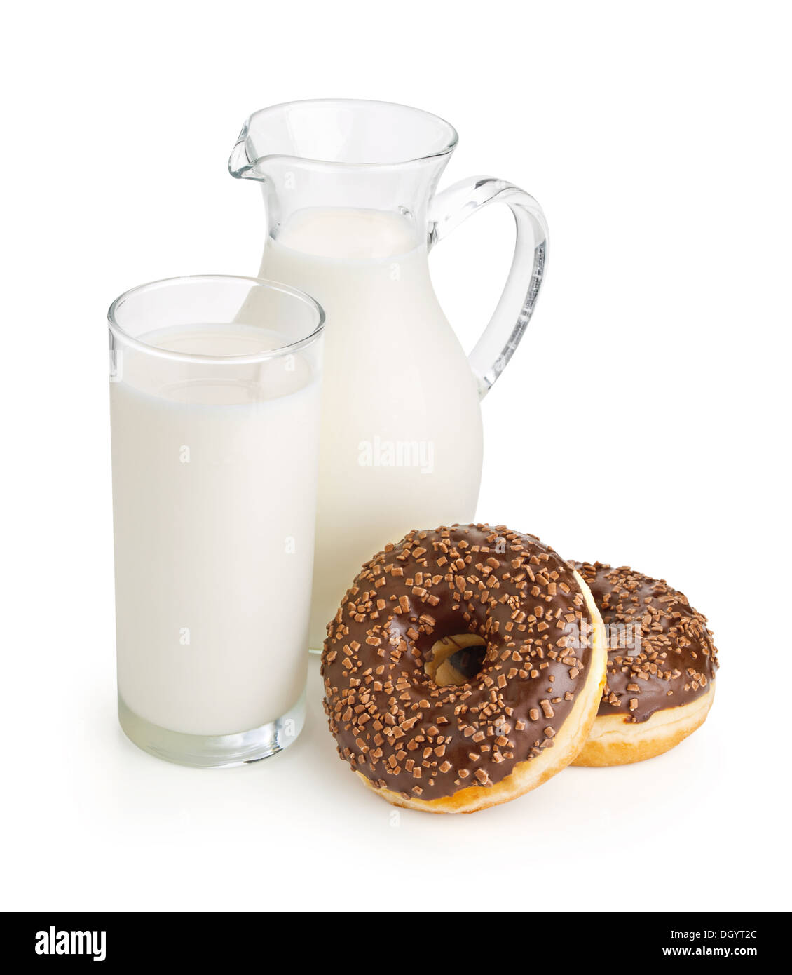 Desayuno con leche y chocolate con buñuelos aislado en blanco Foto de stock