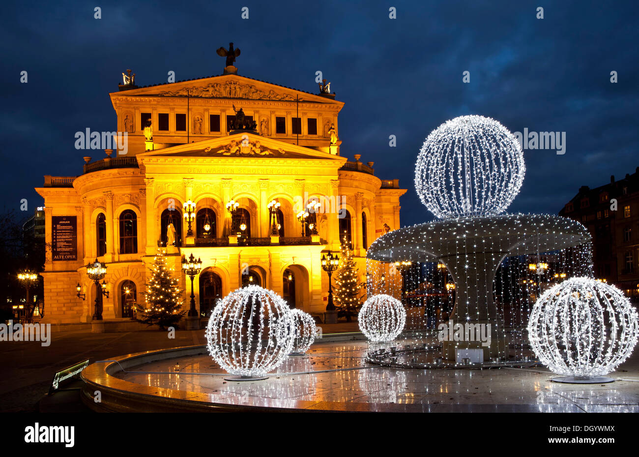 Alte Oper, o la antigua Ópera, y Fuente de noche Lucae, Frankfurt am Main, Hesse, Alemania Foto de stock