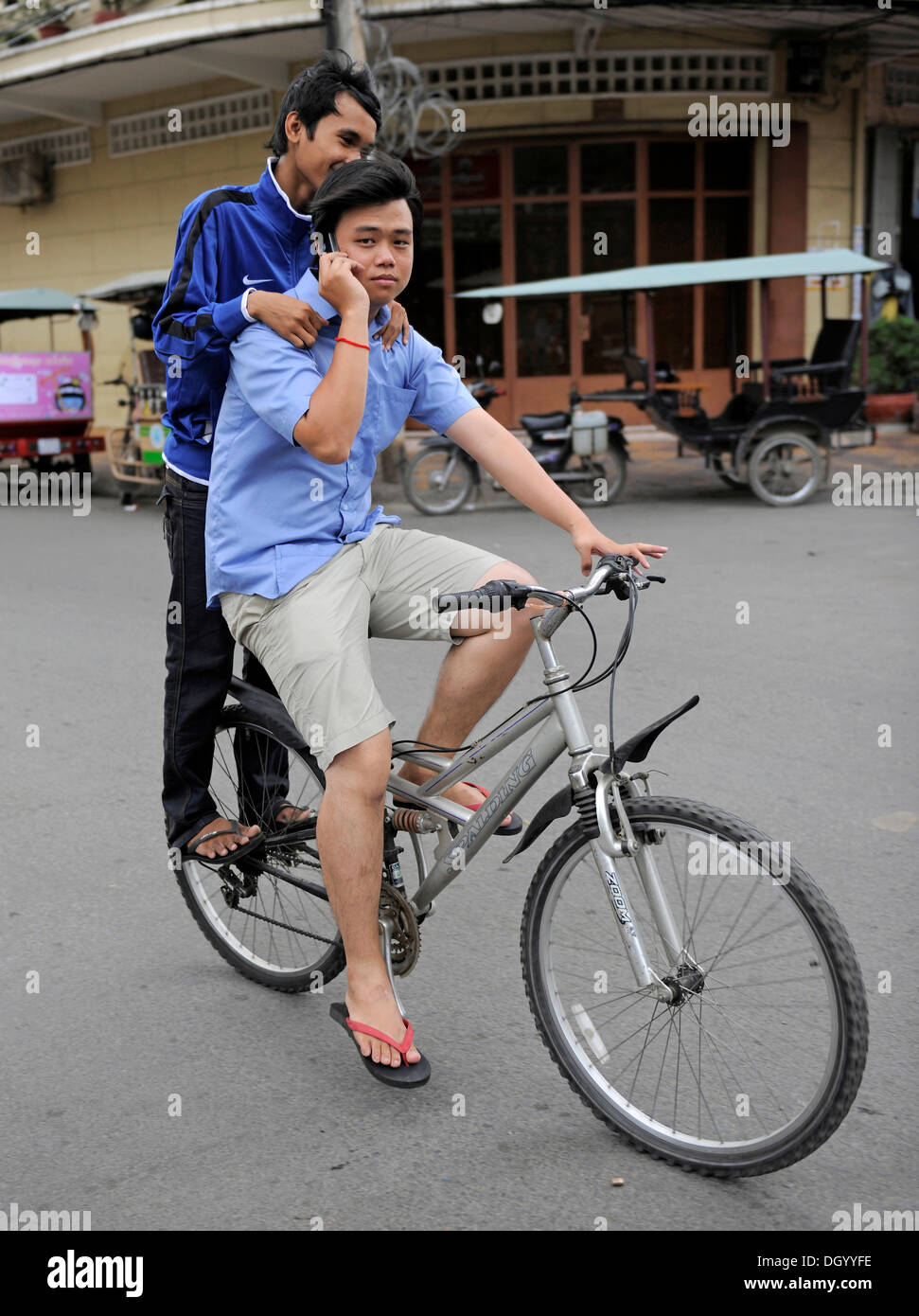 2 personas en bicicleta fotografías e imágenes de alta resolución - Alamy
