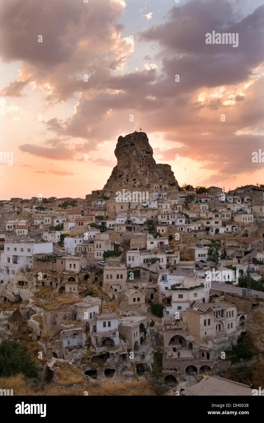 Luz del atardecer en Ortahisar, en Capadocia, en Anatolia, Turquía, Asia Foto de stock