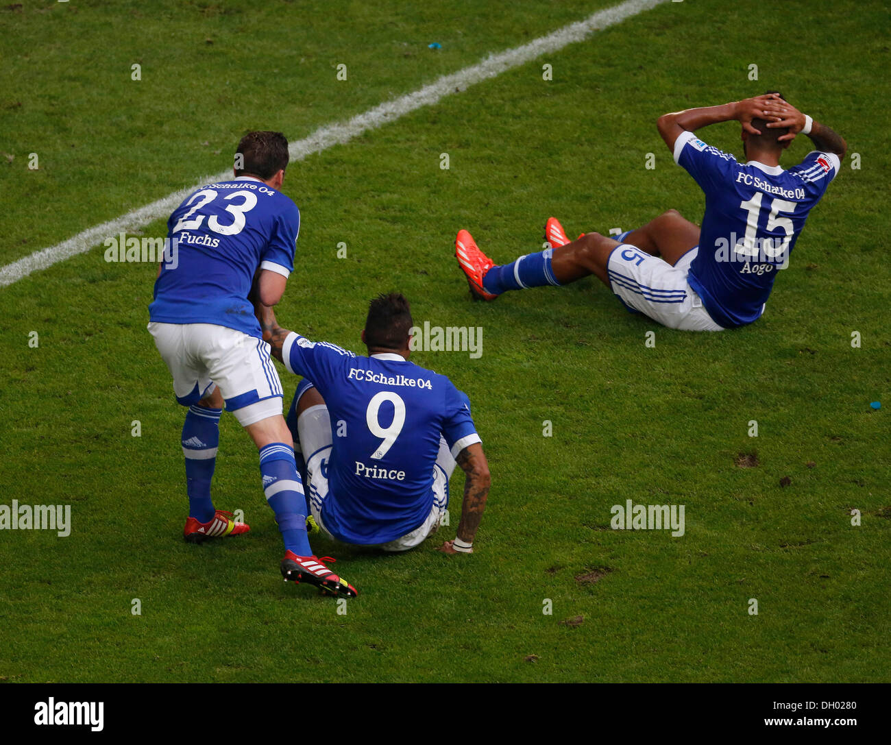 Fussball, Gelsenkirchen, Deutschland , 1. Bundesliga , 10. Spieltag, FC Schalke 04 - Borussia Dortmund 3 -1 in der Veltins Arena Auf Schalke am 26. 10. 2013 Christian FUCHS (S04) LI.- den Elfmeter ElfmeterschŸtzen hilft dem Kevin-Prince BOATENG (S04) - Mitte - wieder auf die Beine, wŠhrend Dennis AOGO (S04) re.- noch nicht begreifen kann, das der Elfmeter nicht zum Ausgleich fŸhrte © Norbert Schmidt/Alamy Live News Foto de stock