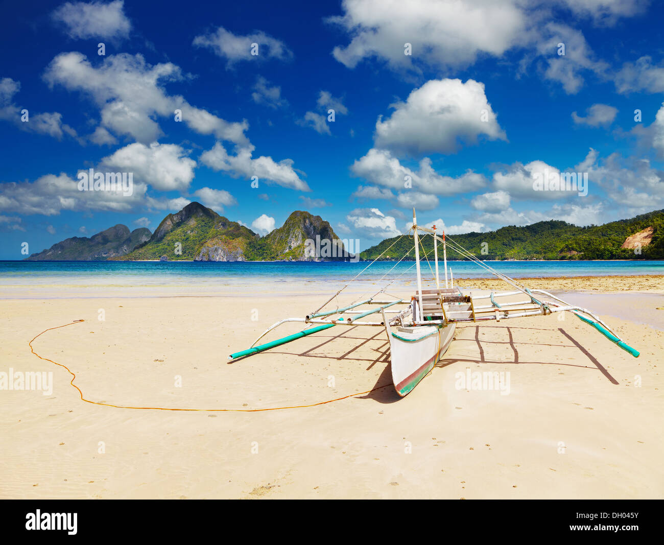 Playa Tropical en la marea baja, El Nido, Filipinas Foto de stock