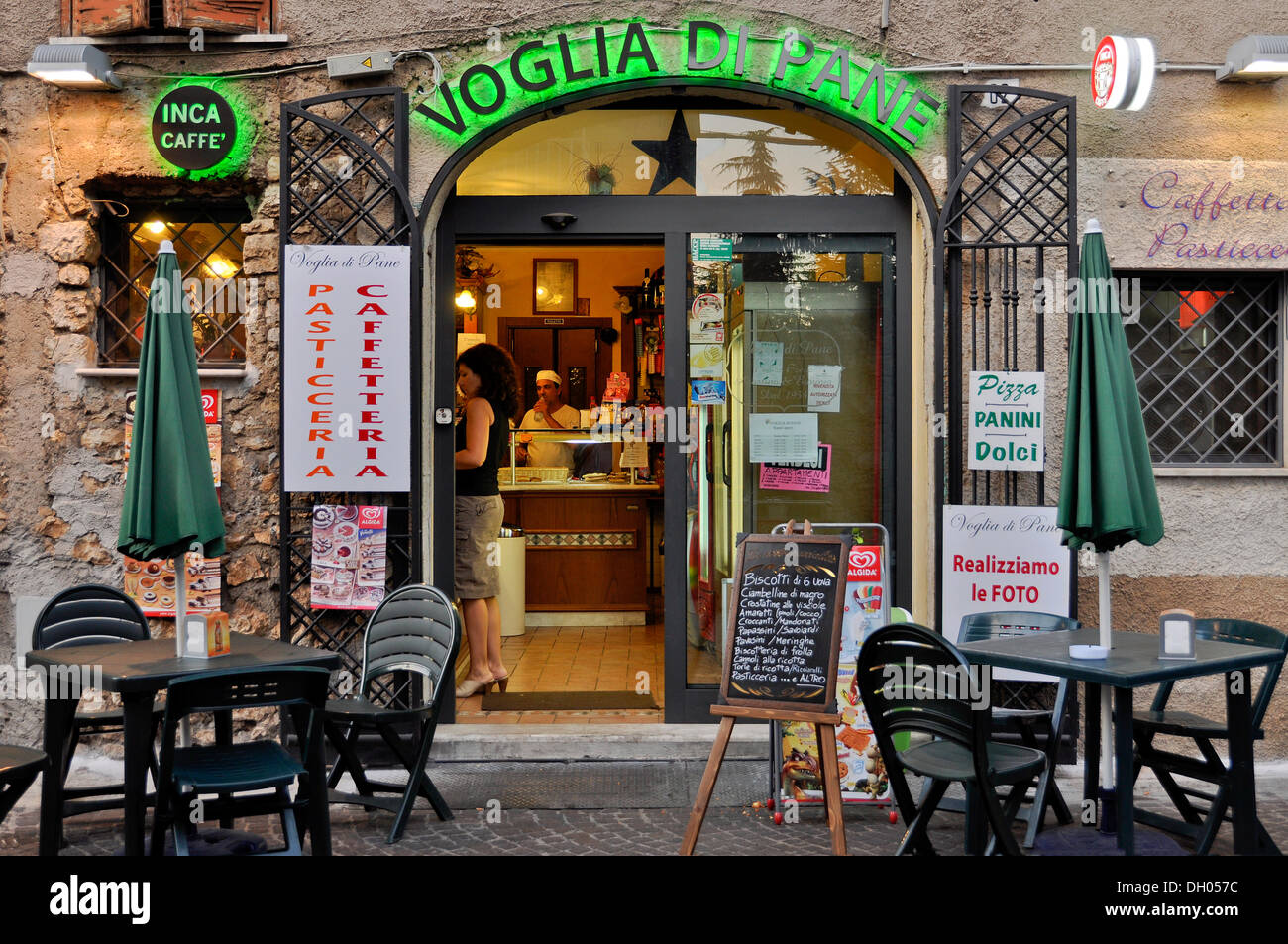 Pasticceria, cafetería, panadería y pizzería, Norma, Montes Lepini, Monti Lepini, Lacio, Italia, Europa Foto de stock