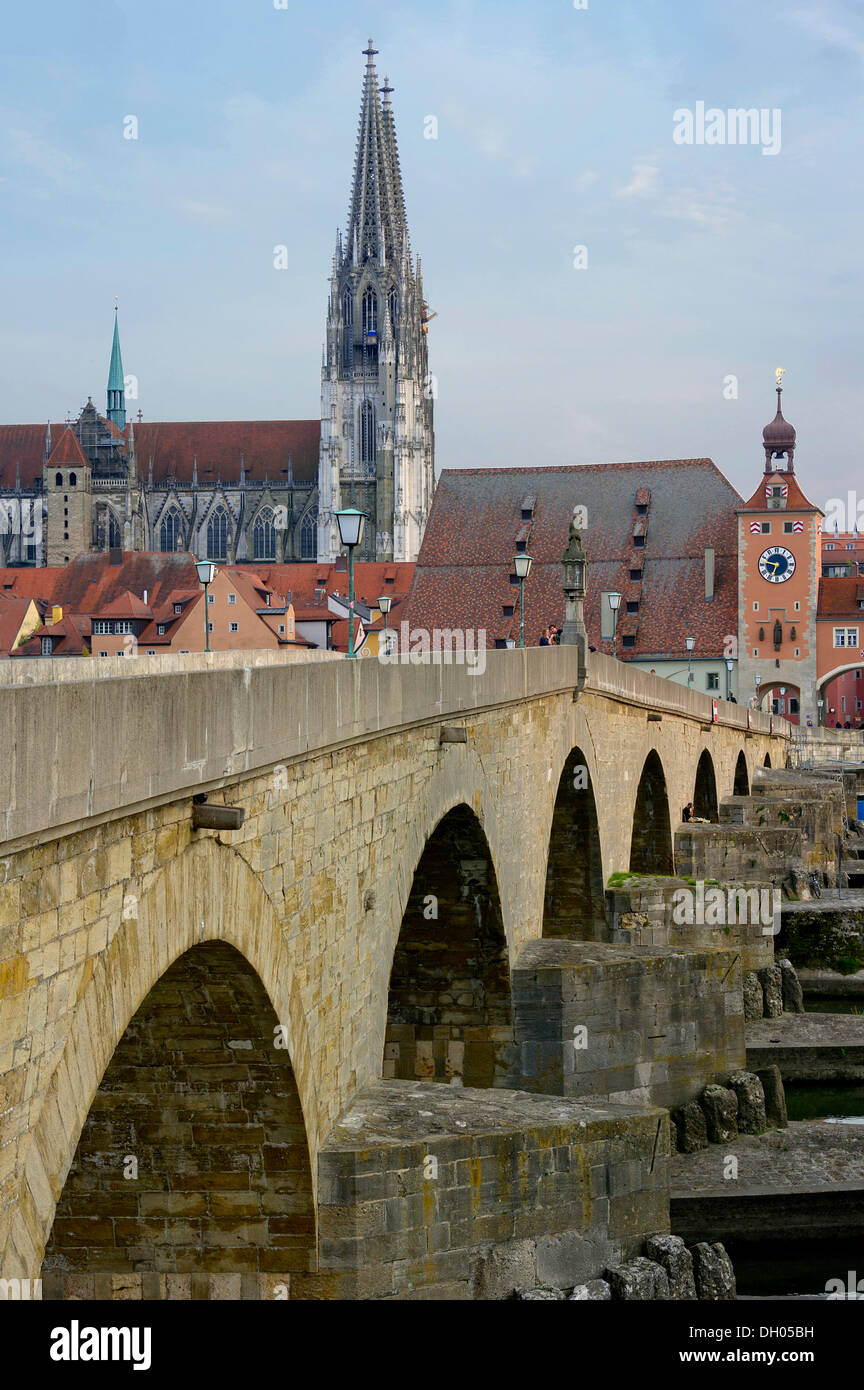 La Catedral de San Pedro, edificio de almacenamiento, Salzstadel Brueckentor gate, Regensburg, el Alto Palatinado, Baviera Foto de stock