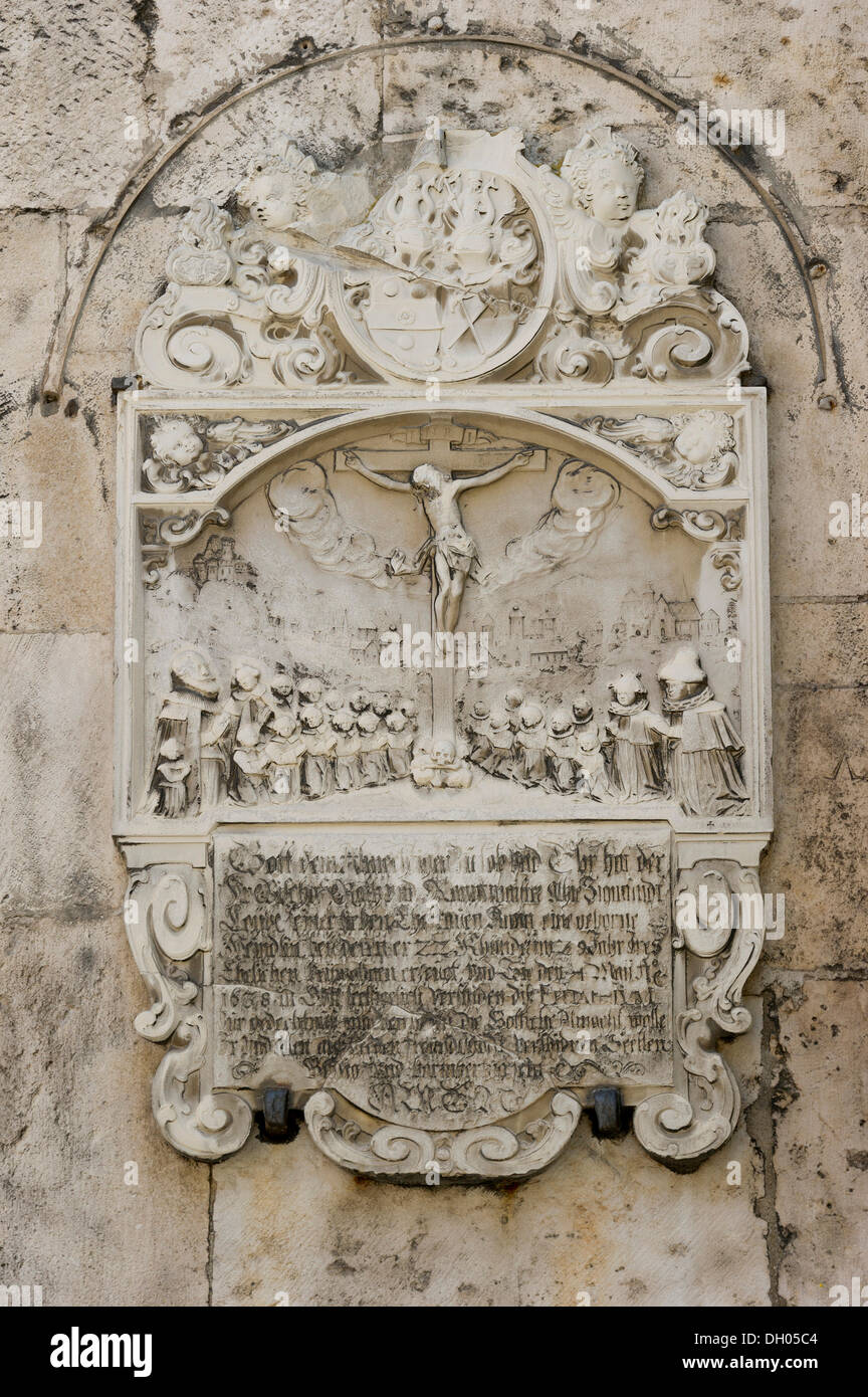 Placa de socorro con Jesús en la cruz, la Catedral de San Pedro, Regensburg, el Alto Palatinado, Baviera Foto de stock