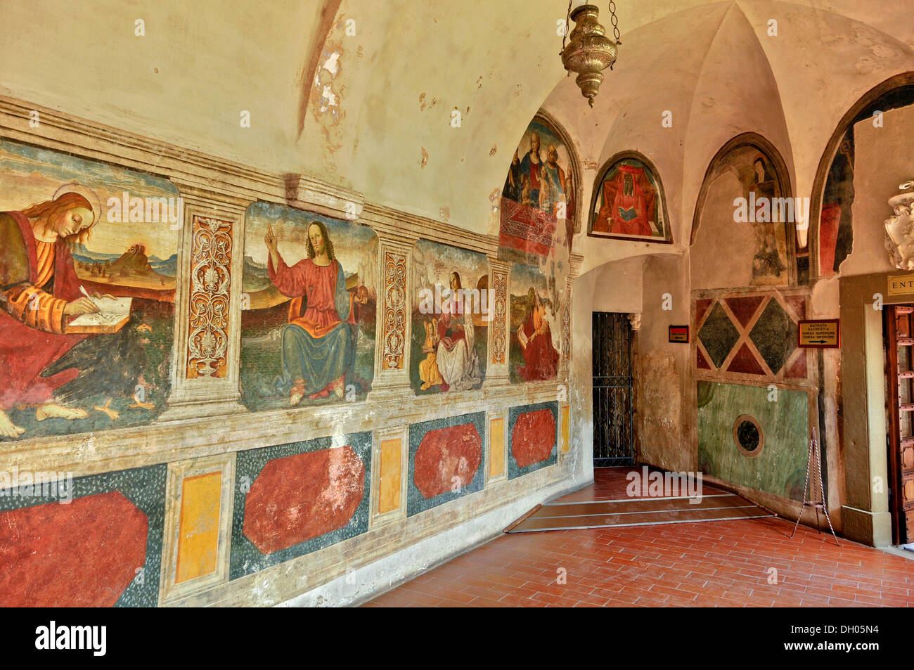 Los frescos en el corredor de entrada, Corredor d'ingresso, Monasterio de San Benito, o el monasterio de Subiaco Sacro Speco Foto de stock