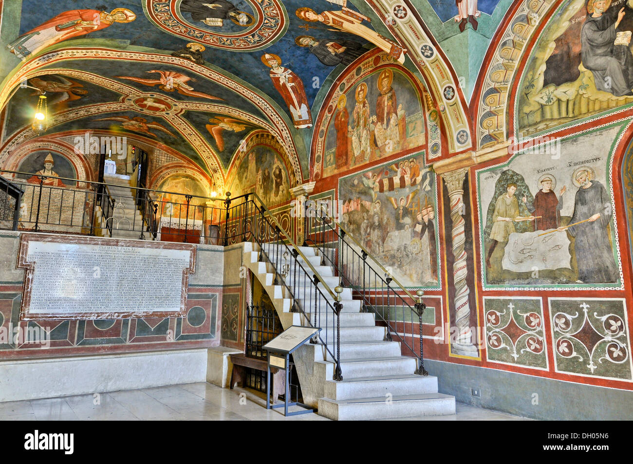 Iglesia inferior, Chiesa Inferiore, Monasterio de San Benito, o el monasterio de Subiaco Sacro Speco, Monasterio Benedictino, cerca de Subiaco Foto de stock