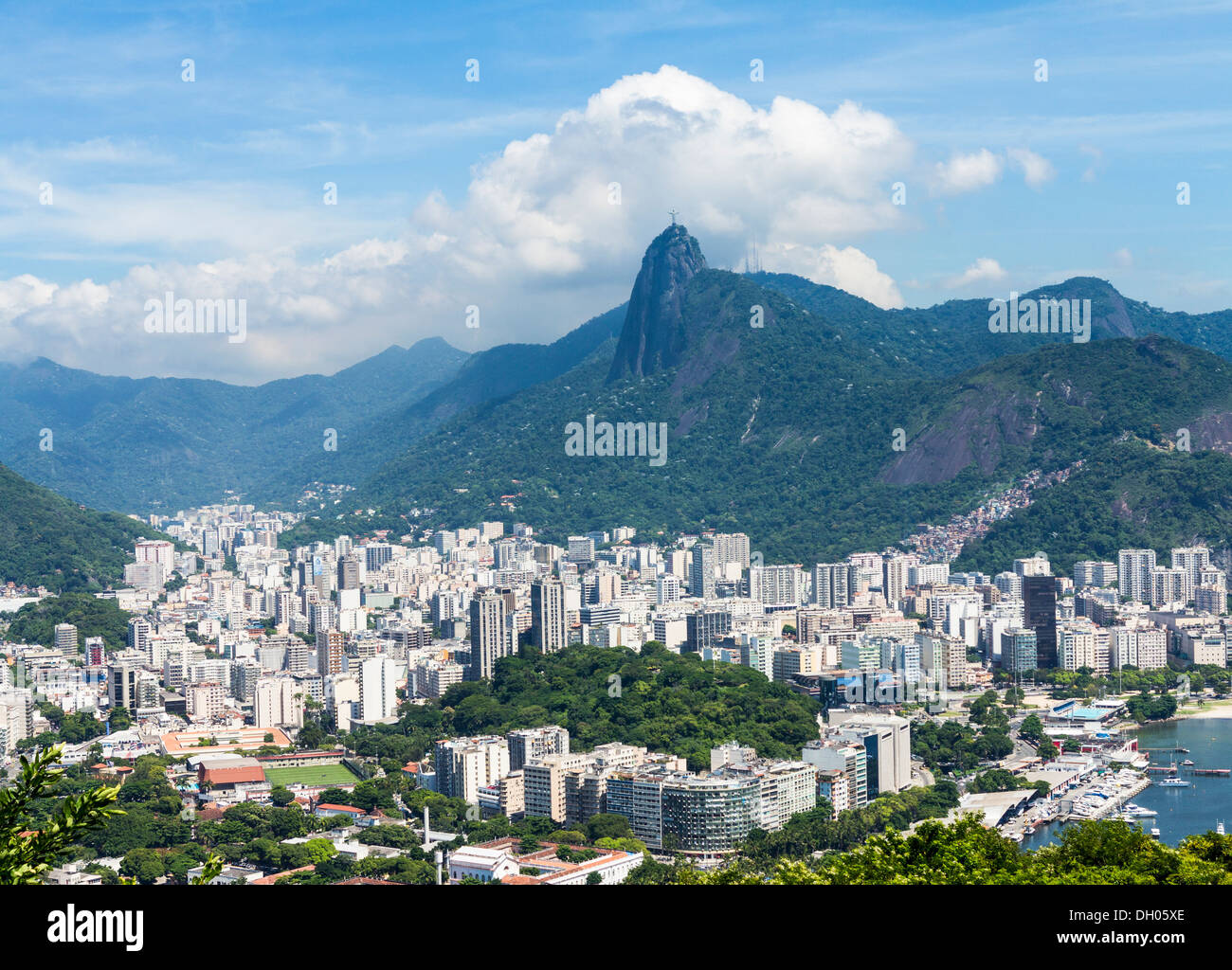 La ciudad de Río de Janeiro, Brasil - Antena de Sugarloaf Mountain; la estatua de Cristo Redentor en la montaña de Corcovado en segundo plano. Foto de stock