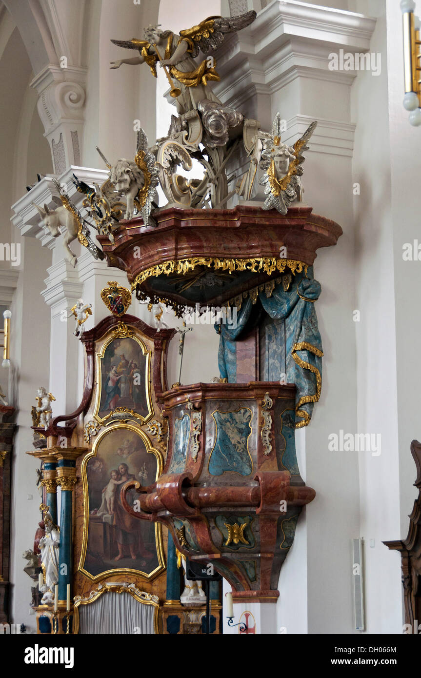 El púlpito barroco de la iglesia abacial del monasterio franciscano de Fraunberg, Fulda, Hesse, Alemania Foto de stock