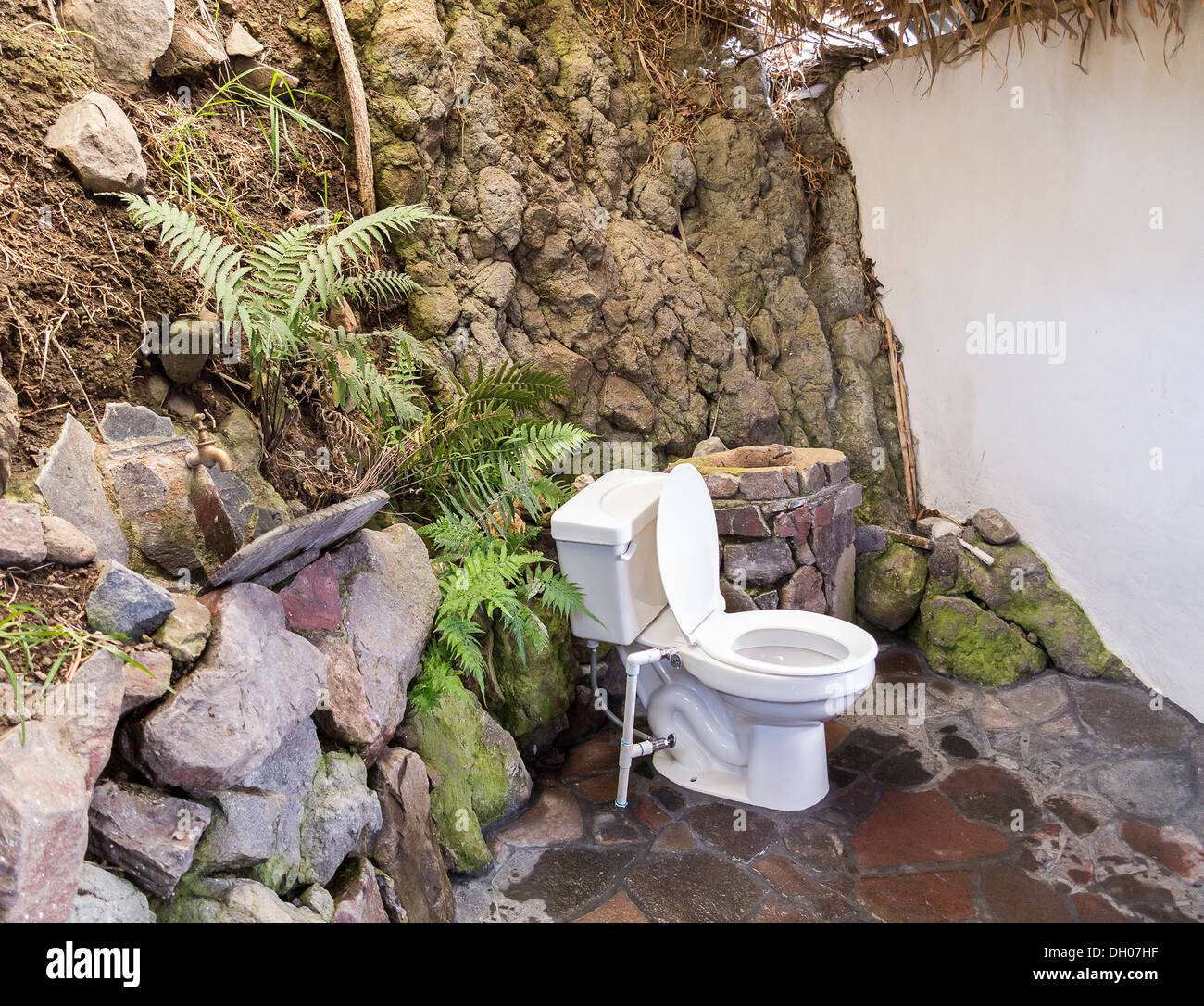Outdoor bathroom fotografías e imágenes de alta resolución - Alamy