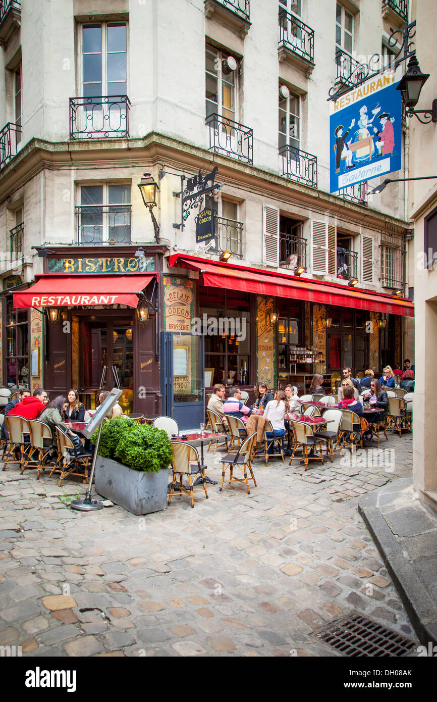 Asientos al aire libre en el Bistro Relais en el Odeon Saint Germain des Pres, París Francia Foto de stock