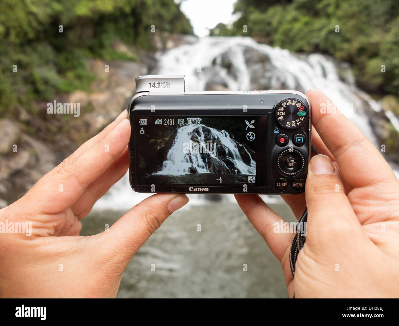 Imagen de Debengeni cascada en el río Limpopo en Sudáfrica se ve en la  pantalla de la cámara digital compacta Canon maltratadas Fotografía de  stock - Alamy