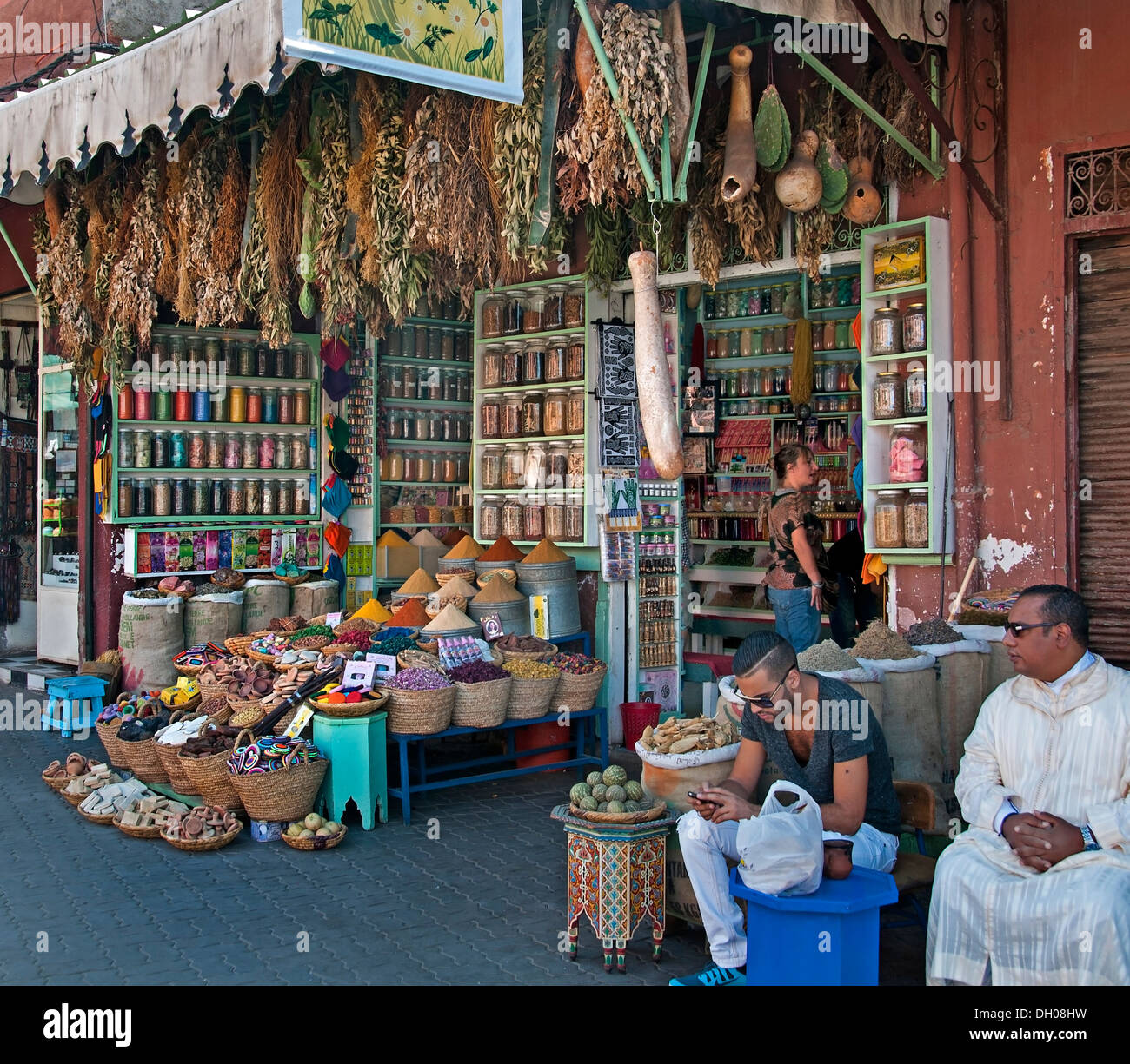 Marruecos Marrakech Medina Souk tendero de ultramarinos hierbas especias temporada saborear el sabor Foto de stock