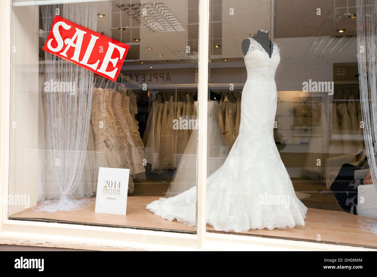 Tienda de novias fotografías e imágenes de alta resolución - Alamy