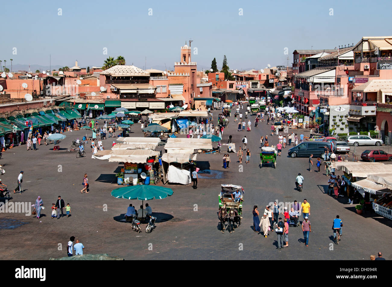 Plaza Jamaa el Fna es un cuadrado y el mercado en la Medina de Marrakech trimestre (ciudad vieja) Marruecos Foto de stock