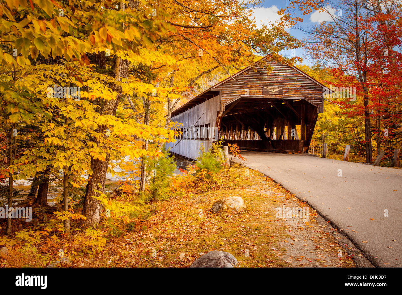Otoño en el puente cubierto de Albany, Albany, Nueva Hampshire, EE.UU. Foto de stock