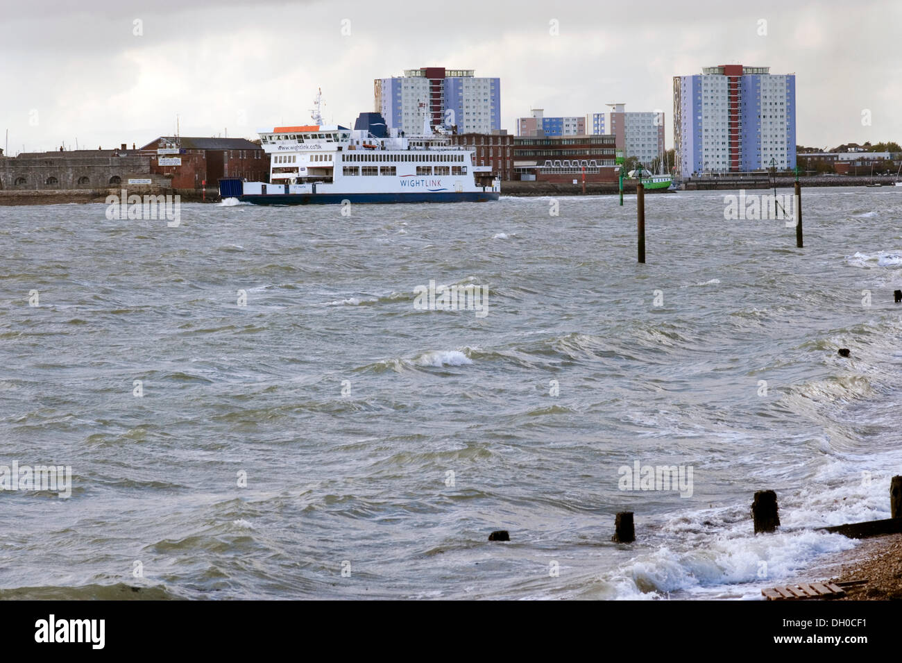 Ferry wightlink santa fe navegando por aguas turbulentas en Southsea al final de St Jude storm uk Foto de stock
