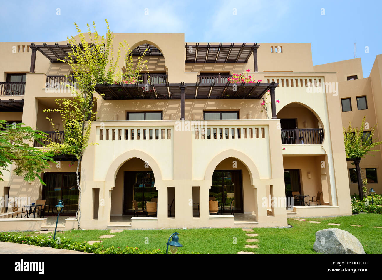 Las villas de estilo árabe en un hotel de lujo, Fujairah, Emiratos Árabes Unidos Foto de stock