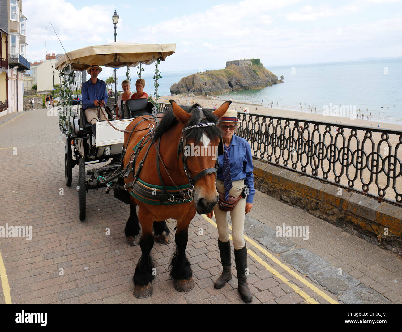 Caballo y carro para turistas en Gales pembrokeshire) Tenby 132359 ) Tenby Foto de stock