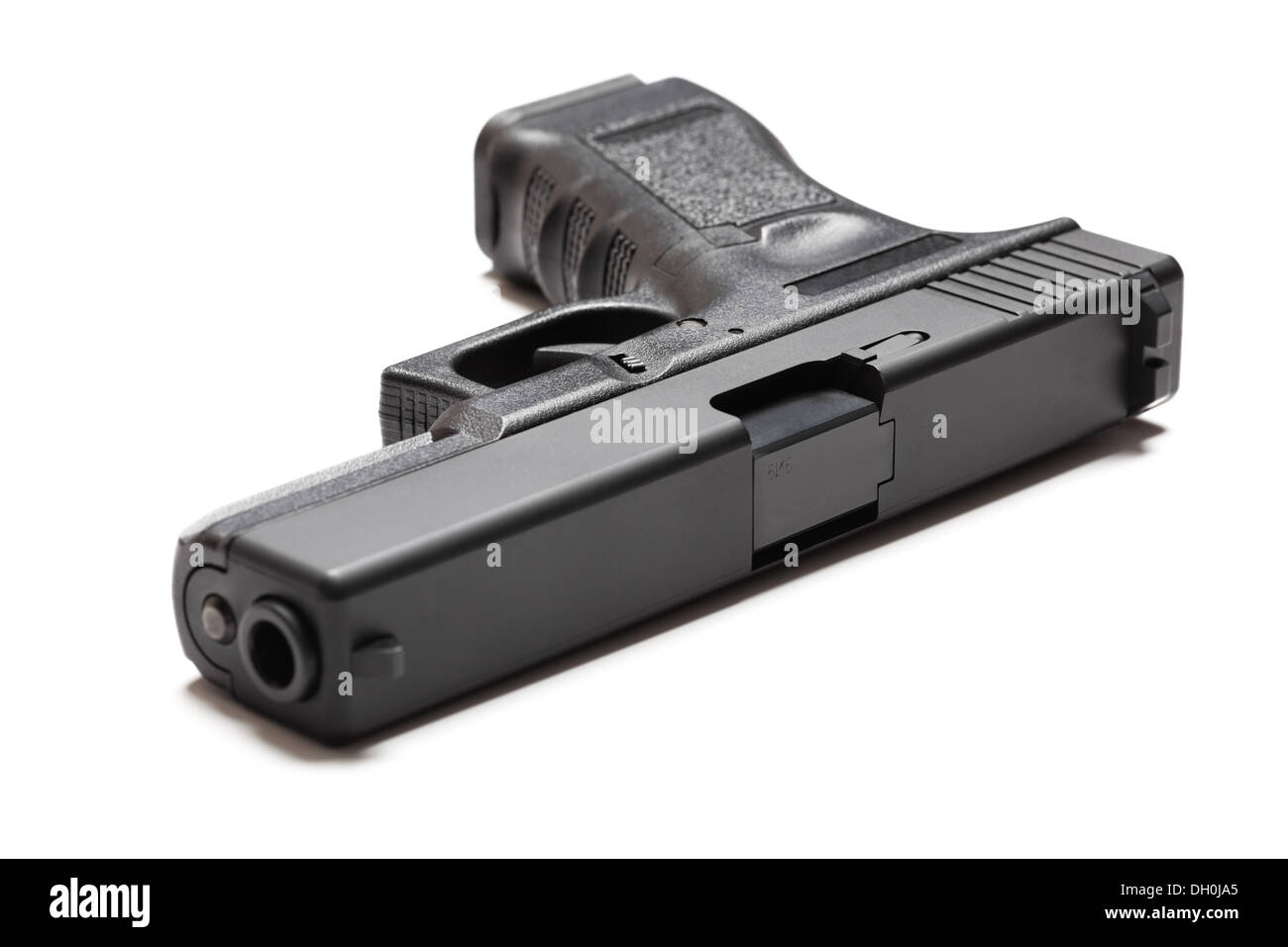 9mm pistola semiautomática sobre fondo blanco. Foto de stock