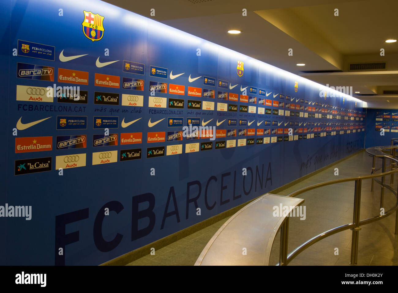 Reproductor sala entrevista post partido en el Camp Nou, el estadio de  fútbol del FC BARCELONA BARCELONAFC FCBARCELONA España dentro de interiores  Fotografía de stock - Alamy