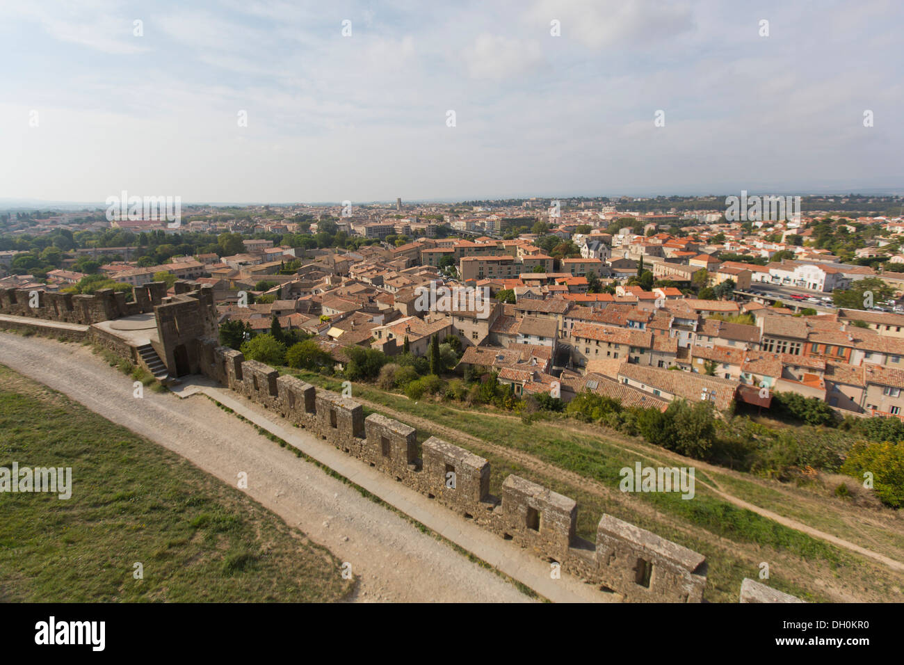 Vista desde la ciudad medieval fortificada de Carcassonne en la Basse Ville, Les Remparts 138824 Carcassonne Foto de stock