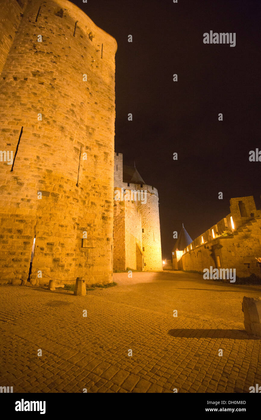 Ciudad medieval fortificada de Carcassonne, Les Remparts les remparts de noche 138862 Carcassonne Foto de stock