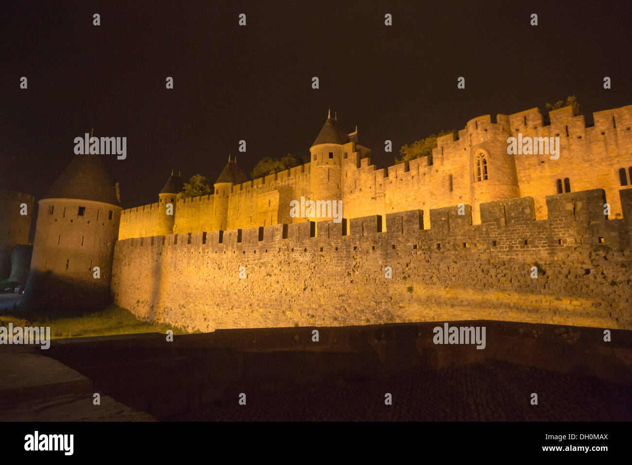 Ciudad medieval fortificada de Carcassonne, Les Remparts les remparts de noche 138868 Carcassonne Foto de stock
