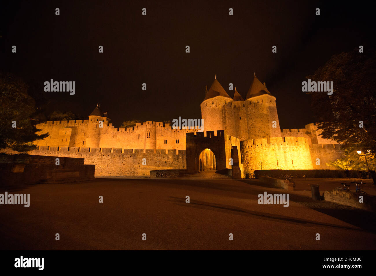 Ciudad medieval fortificada de Carcassonne, Les Remparts les remparts de noche 138876 Carcassonne Foto de stock
