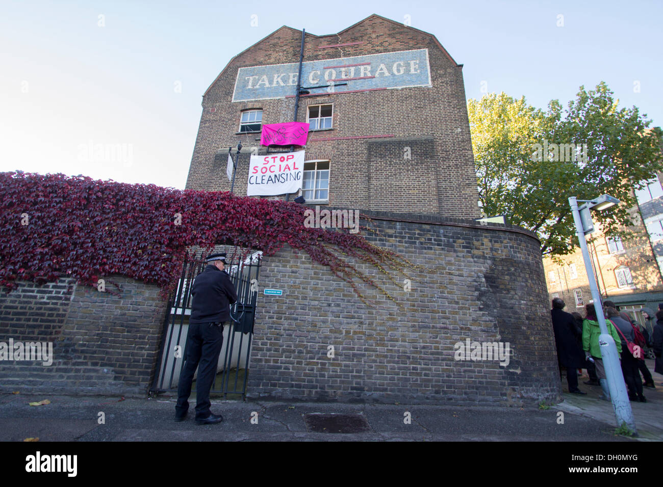 Southwark, Reino Unido. 28 Oct, 2013. Después de Southwark Council vendió dos ex Consejo casas en Park Street hoy, ocupantes procedieron a ocupar las propiedades. La policía acudieron Credit: Chris Batson/Alamy Live News Foto de stock