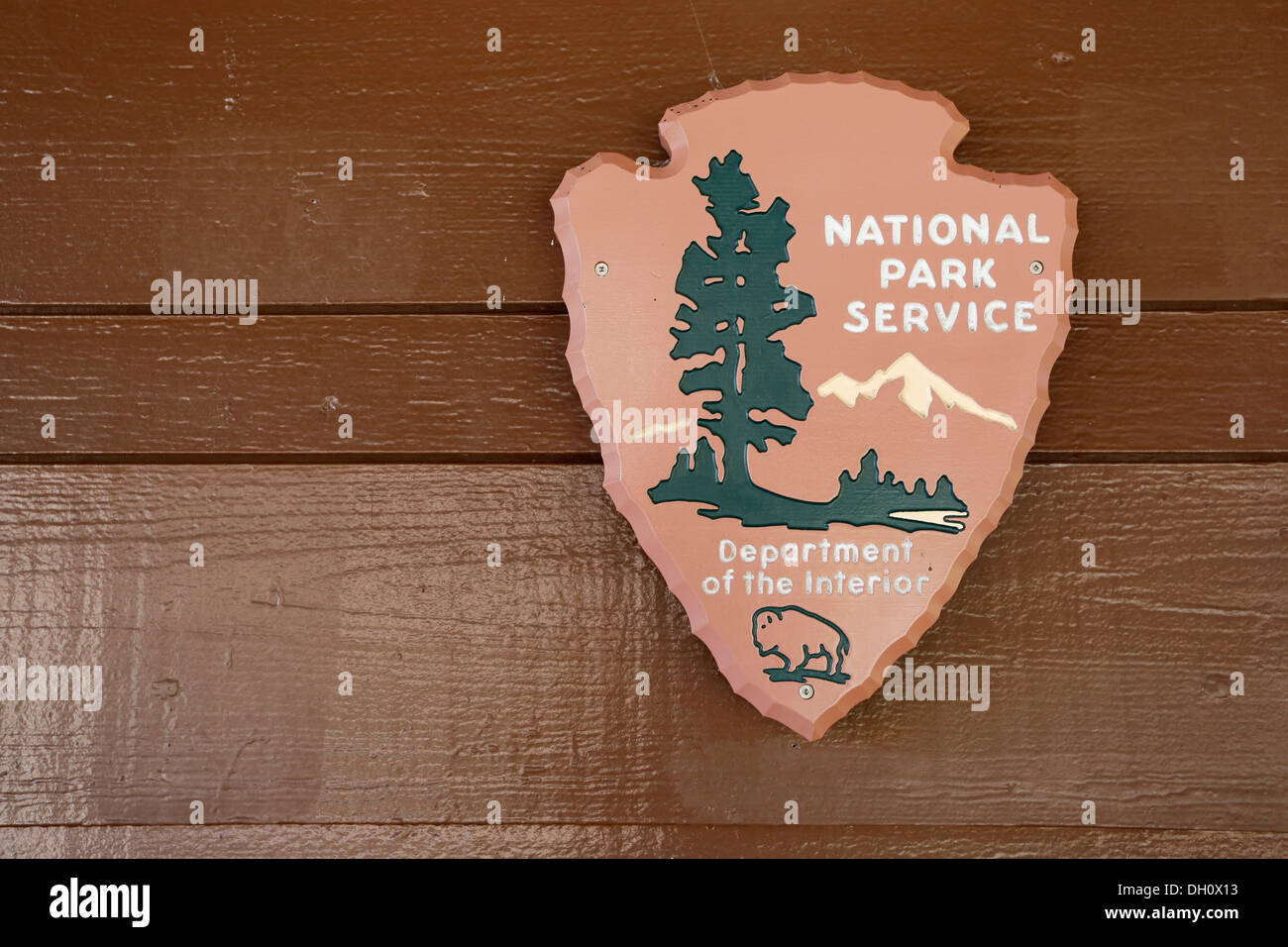La punta de flecha, el emblema oficial de la National Park Service con un árbol sequoia, un bisonte, Agua y montañas, EE.UU., América Foto de stock