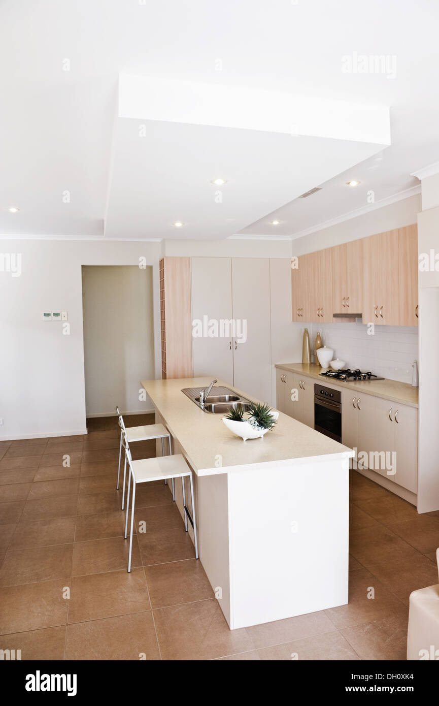 Cocina blanca en una nueva casa moderna Foto de stock