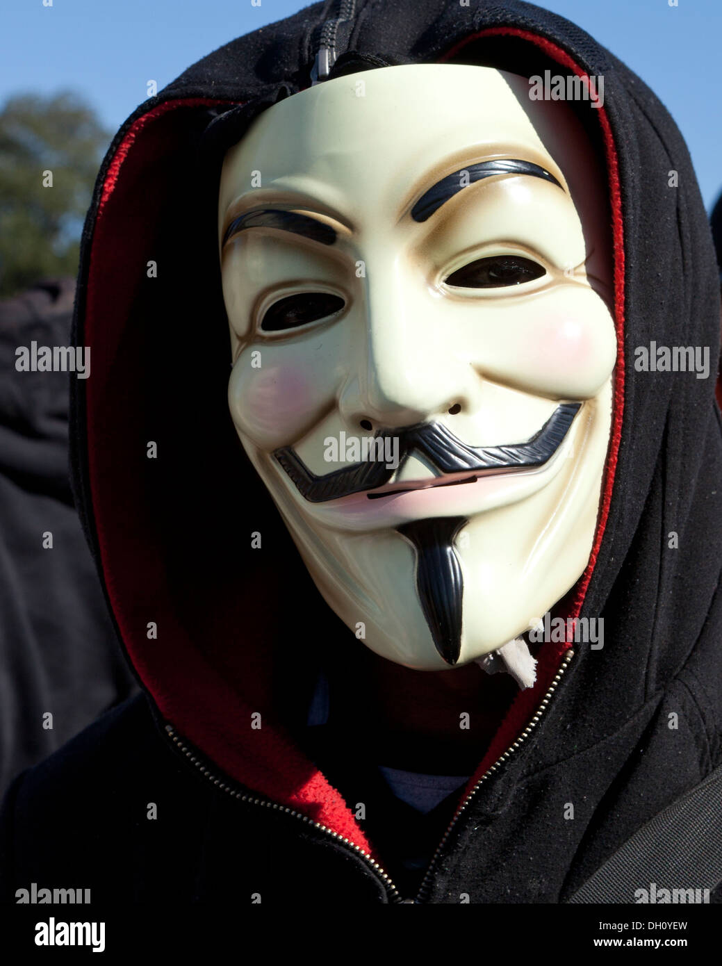Hombre que llevaba la máscara anónima Foto de stock