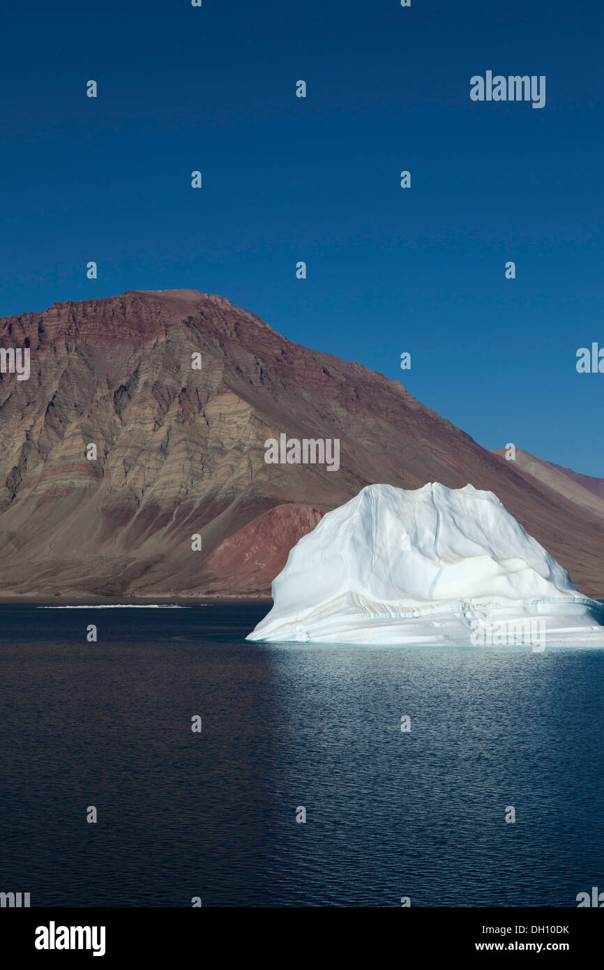 Blanco luminoso iceberg en Kaiser Franz Joseph fjord, Groenlandia Foto de stock