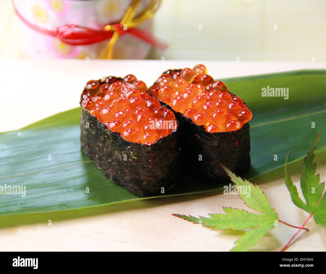 Huevas de salmón sushi Foto de stock