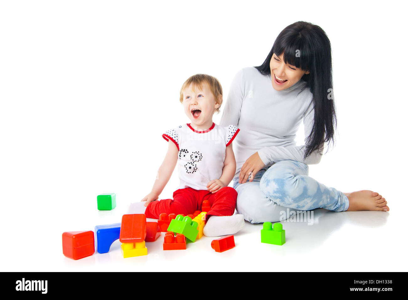 A la madre y al bebé a jugar con bloques de construcción de juguete Foto de stock