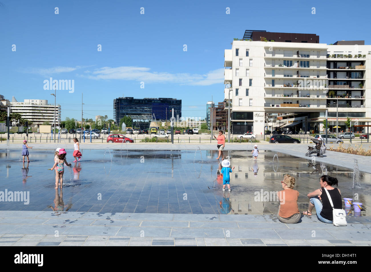 Fuente de la calle & Pool en el nuevo barrio de Parc Marianne con el Ayuntamiento de Montpellier o el City Hall en el fondo Francia Foto de stock