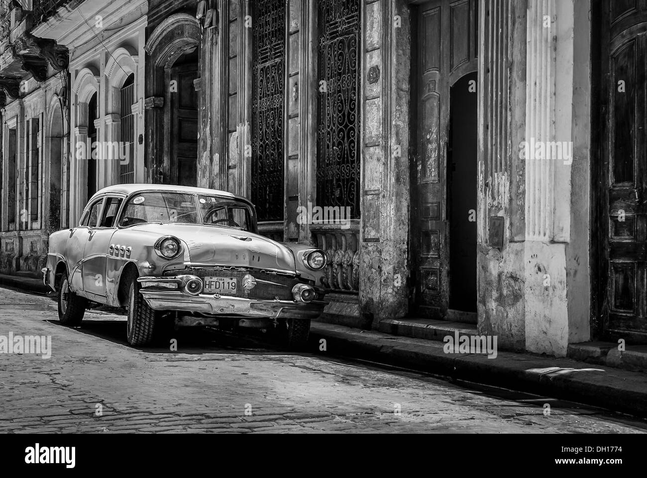 Coche clásico en las calles de Cuba Foto de stock