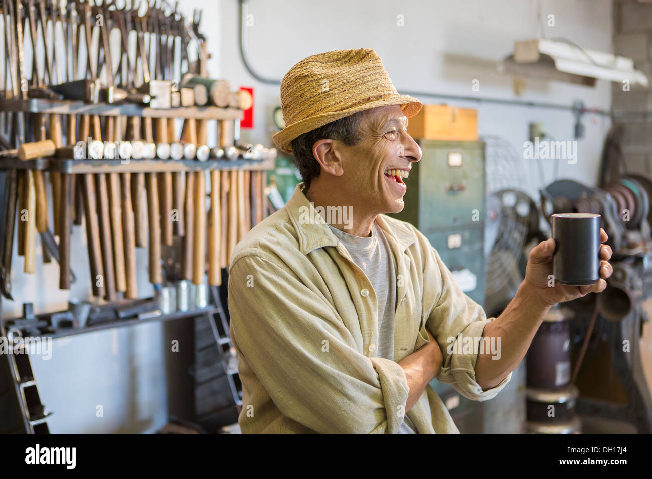 Hombre sonriente en Medio Oriente taller Foto de stock